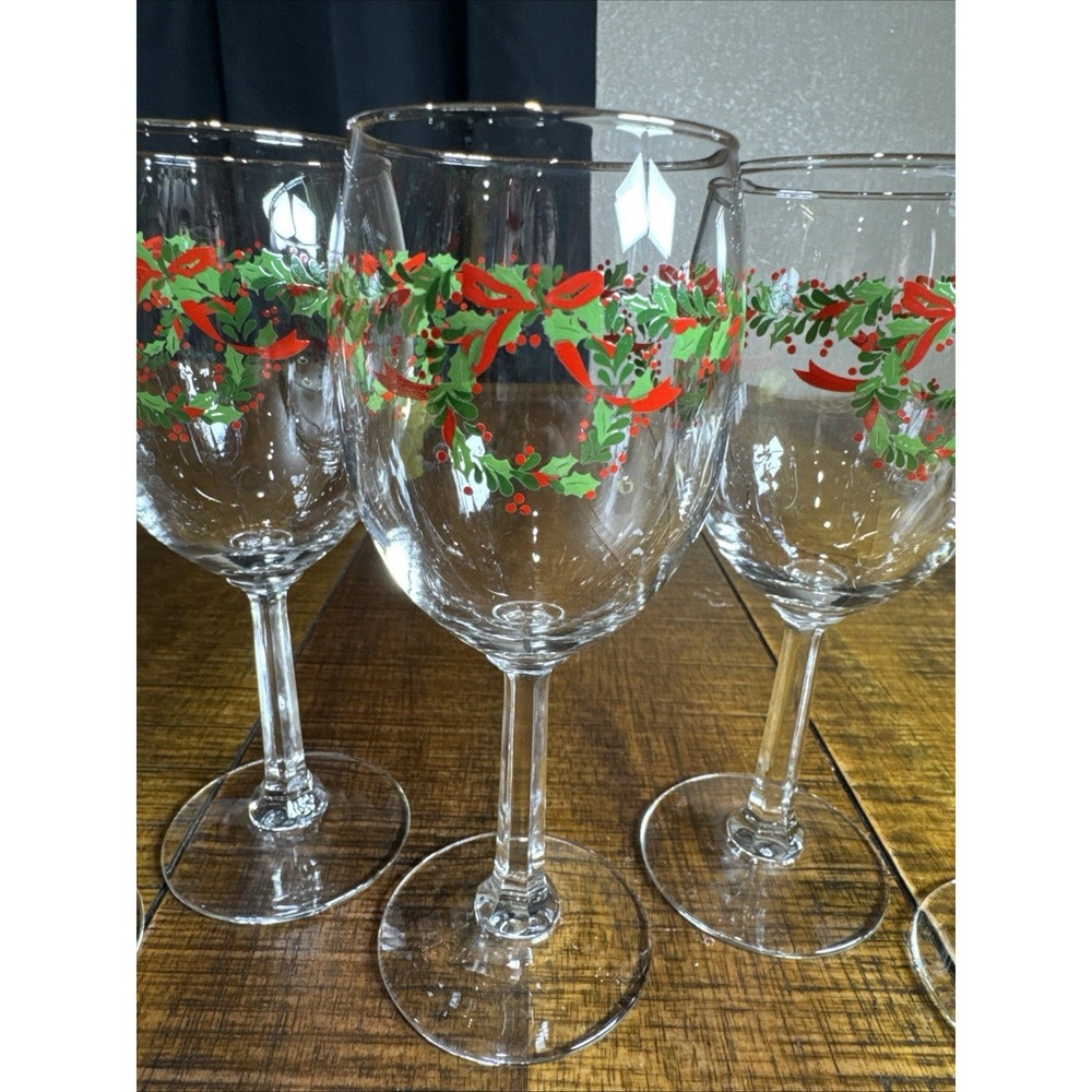 Set of 6 Vintage Libbey Christmas Wreaths Holly Berry Bow Wine Glasses HTF RARE - Picture 2 of 7